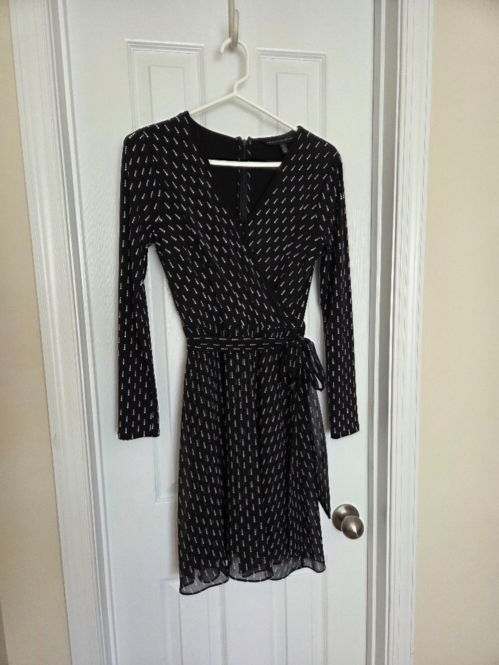 WHBM Black w/ White Long Sleeve Faux Wrap Dress, Size 00